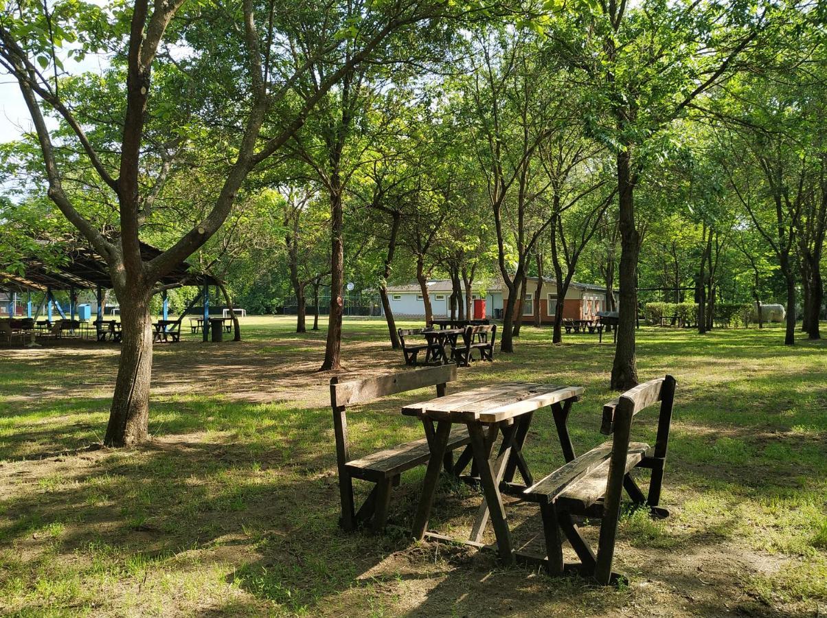 Отель Dorcas Center&Camping Дебрецен Экстерьер фото