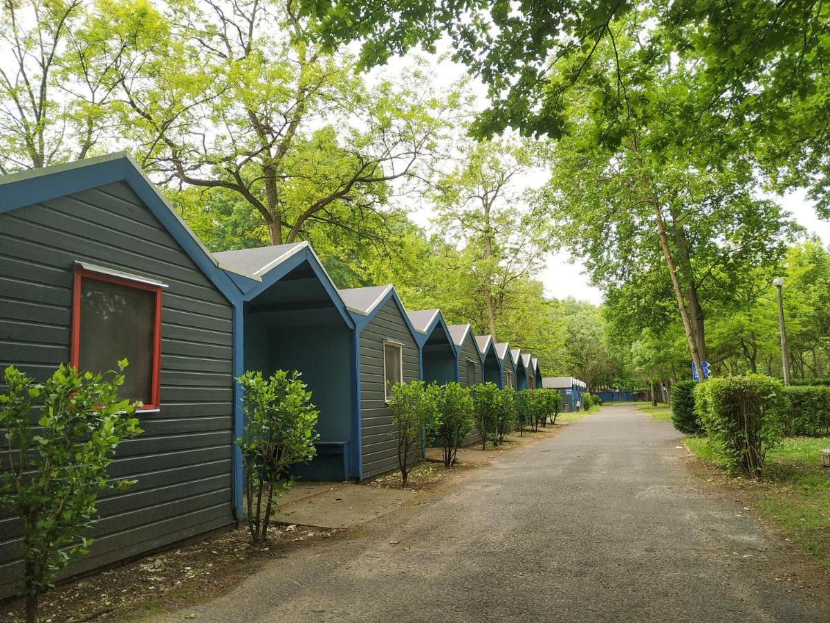 Отель Dorcas Center&Camping Дебрецен Экстерьер фото